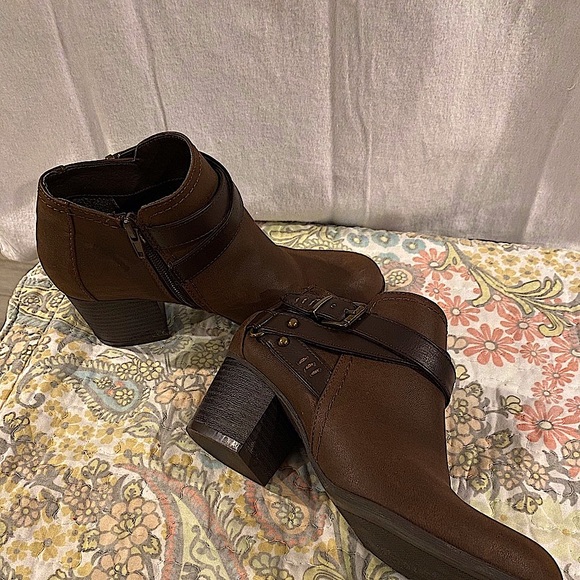 Saydie Mid Heel Belted Bootie
INDIGO RD Lug sole Round Toe Buckle strap 7.5M - Picture 4 of 5